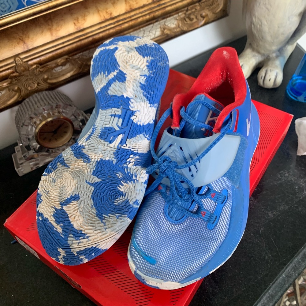 Kyrie Irving CJ1286-400. Worn <6 months for basketball games only.